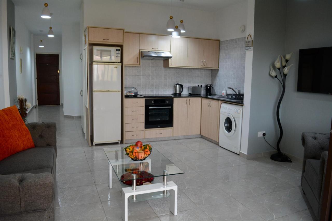 Queens Gardens - Kato Paphos - Next To Kings Ave Mall --- By Yiota Luaran gambar
