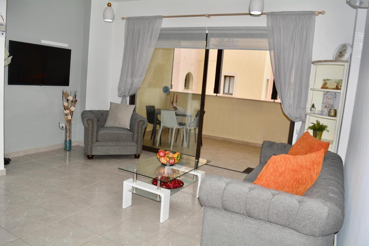 Queens Gardens - Kato Paphos - Next To Kings Ave Mall --- By Yiota Luaran gambar