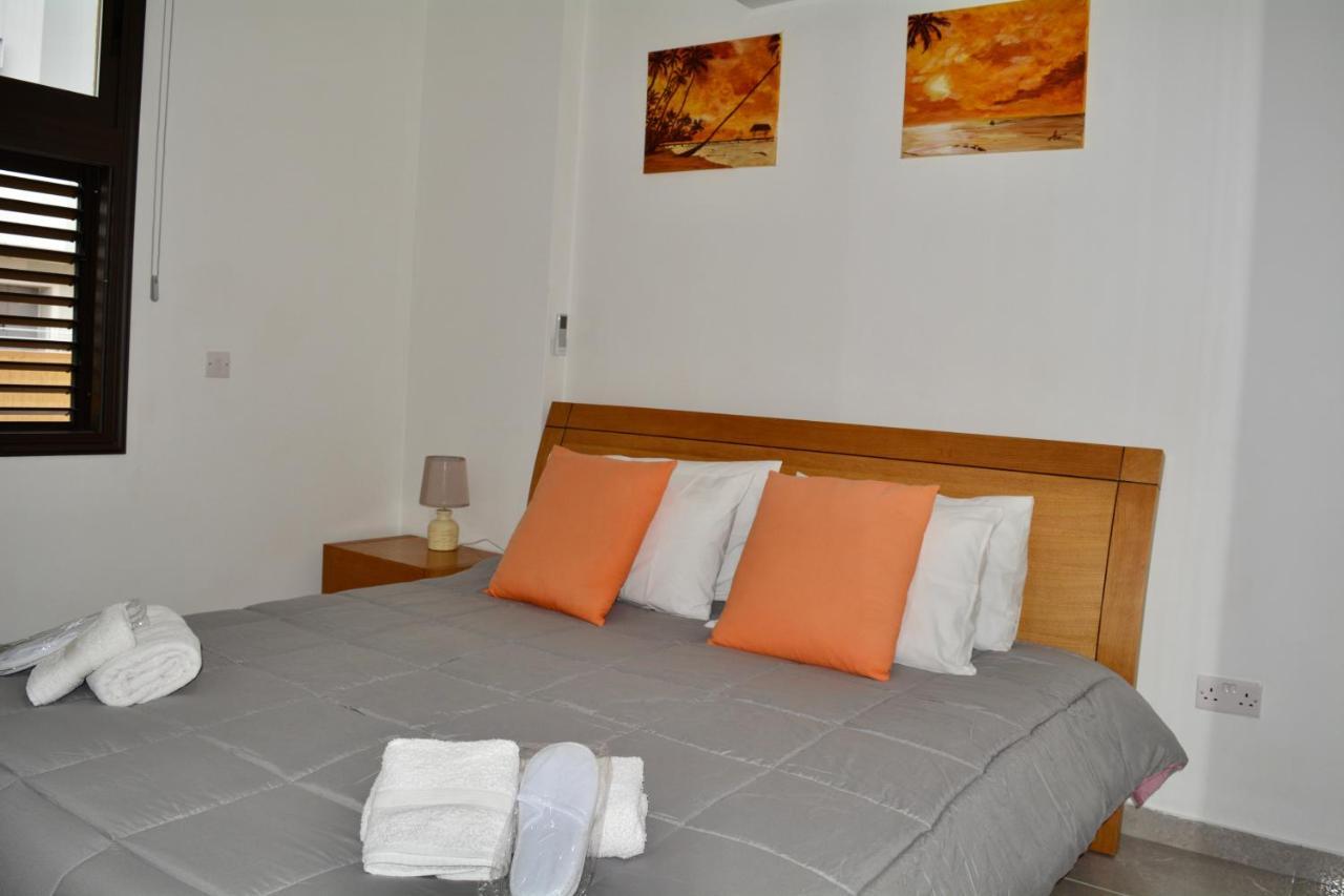 Queens Gardens - Kato Paphos - Next To Kings Ave Mall --- By Yiota Luaran gambar